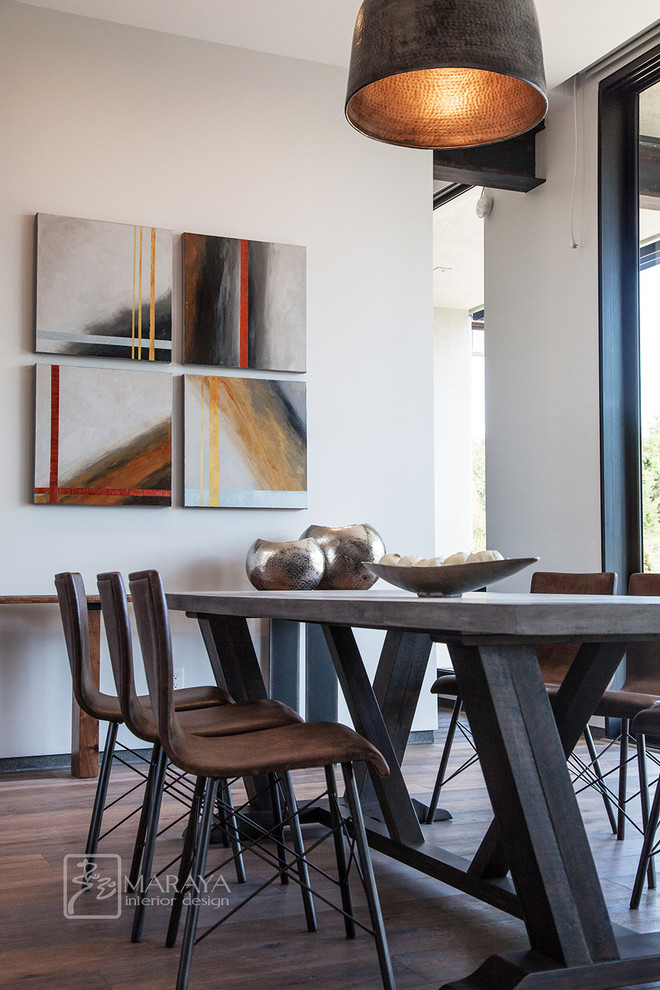 Idée de décoration pour une salle à manger ouverte sur le salon design de taille moyenne avec un mur gris et un sol en marbre.