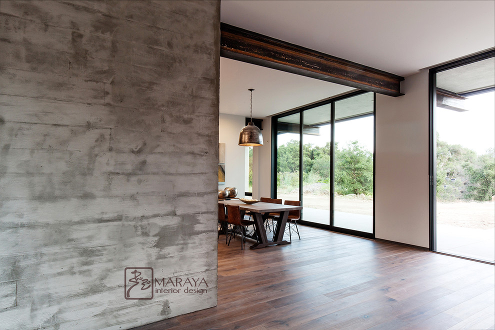 Идея дизайна: гостиная-столовая среднего размера в современном стиле с серыми стенами и мраморным полом