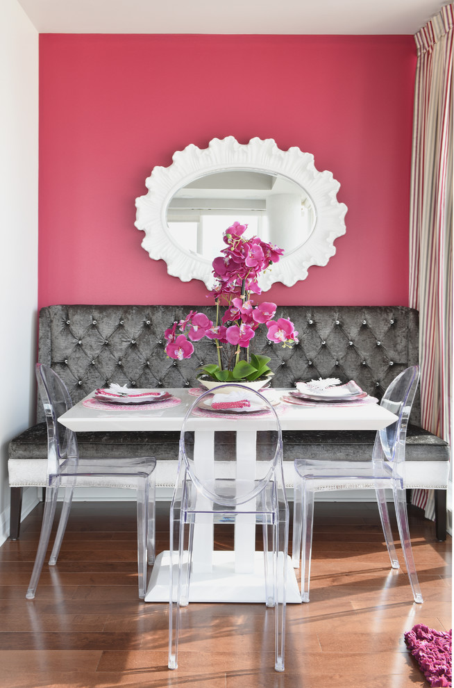 Пример оригинального дизайна: маленькая столовая в стиле неоклассика (современная классика) с розовыми стенами и паркетным полом среднего тона для на участке и в саду