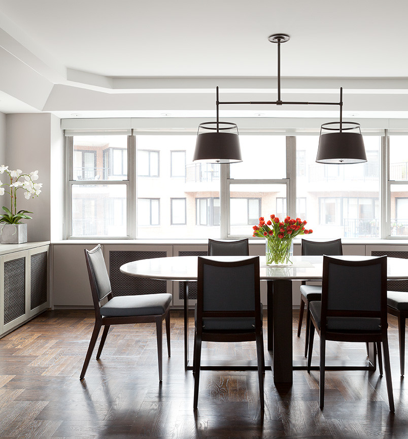 Foto di una sala da pranzo minimalista di medie dimensioni con parquet scuro e pareti grigie