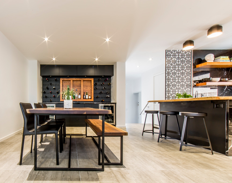Immagine di una sala da pranzo aperta verso la cucina etnica di medie dimensioni con pareti bianche, pavimento in cemento e pavimento grigio