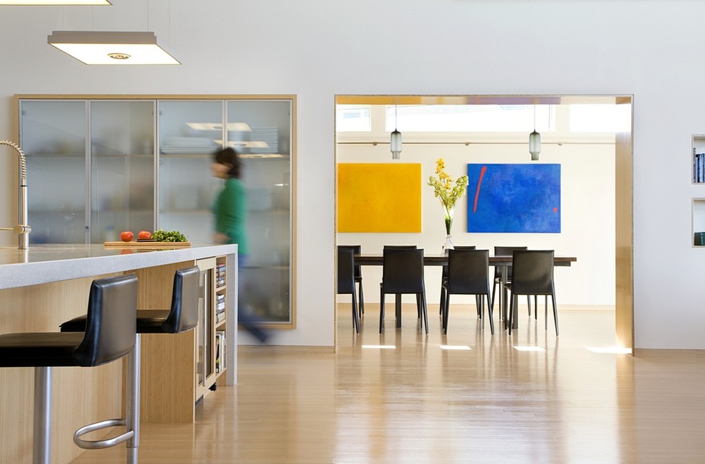 Foto di una sala da pranzo aperta verso il soggiorno moderna con pareti beige, parquet chiaro e pavimento beige