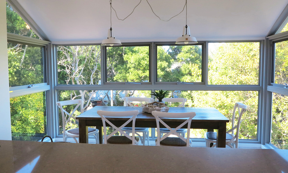 Ispirazione per una sala da pranzo aperta verso la cucina stile marino di medie dimensioni con pareti bianche e pavimento in gres porcellanato