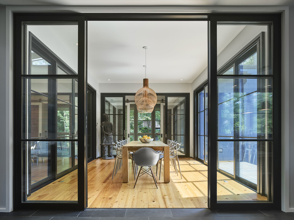 Geschlossenes, Mittelgroßes Modernes Esszimmer ohne Kamin mit grauer Wandfarbe, hellem Holzboden und gelbem Boden in Sonstige