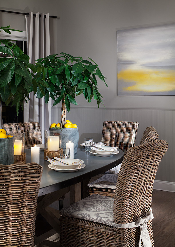 Idée de décoration pour une salle à manger ouverte sur la cuisine marine de taille moyenne avec un mur gris, un sol en bois brun et un sol gris.