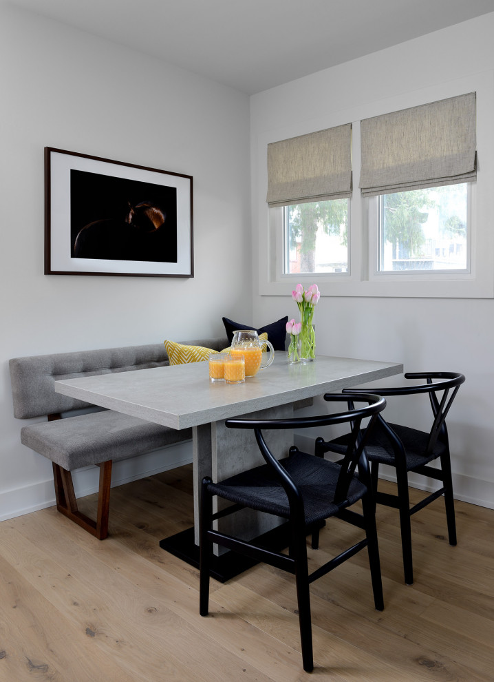 Свежая идея для дизайна: кухня-столовая среднего размера в скандинавском стиле с светлым паркетным полом, бежевым полом и балками на потолке - отличное фото интерьера