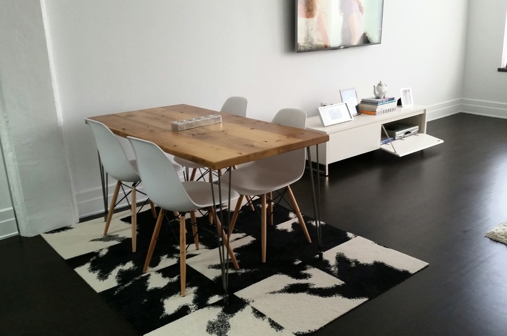 Foto di una sala da pranzo aperta verso la cucina minimalista di medie dimensioni con pareti bianche e pavimento in legno verniciato