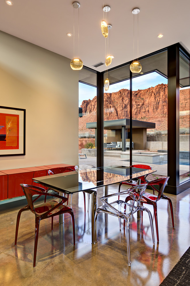 Exemple d'une salle à manger ouverte sur la cuisine tendance de taille moyenne avec sol en béton ciré, un mur beige, aucune cheminée et un sol beige.