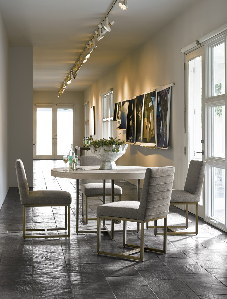 Источник вдохновения для домашнего уюта: столовая в стиле модернизм с белыми стенами, полом из сланца и серым полом