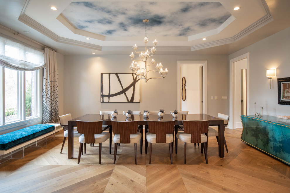 Esempio di una sala da pranzo classica con pareti grigie, pavimento in legno massello medio, pavimento marrone, soffitto ribassato e soffitto in carta da parati