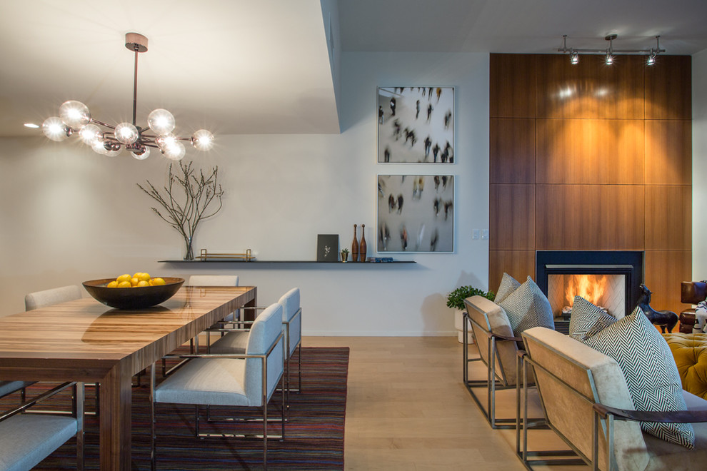 Стильный дизайн: кухня-столовая среднего размера в стиле модернизм с белыми стенами и полом из фанеры - последний тренд