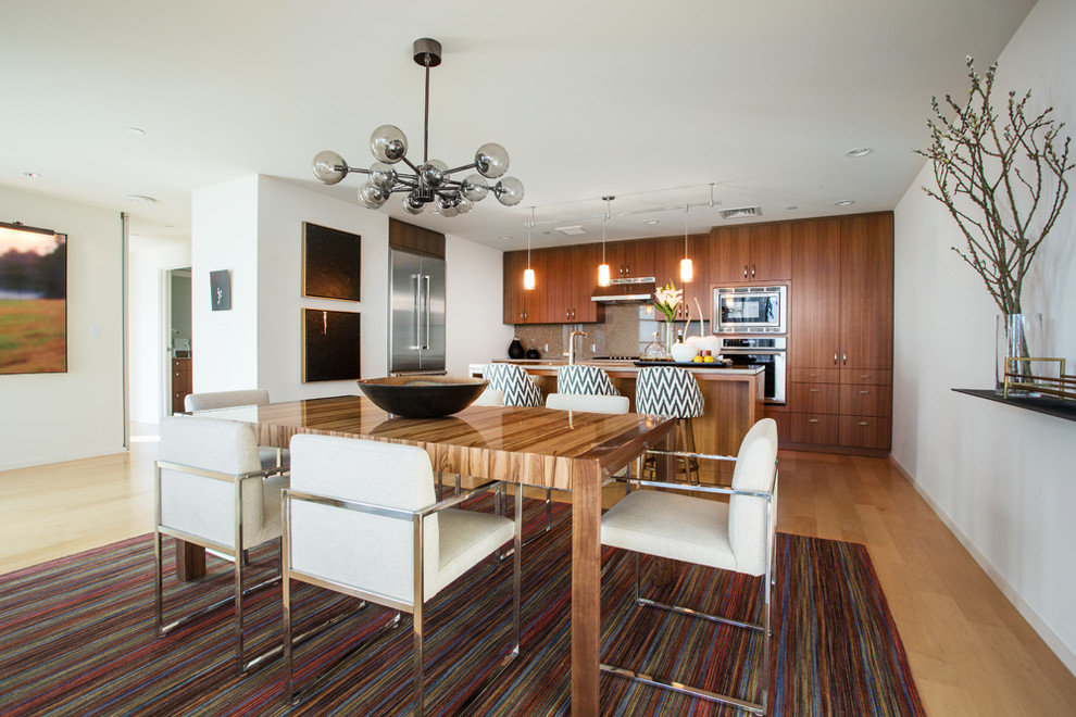 Mittelgroße Moderne Wohnküche mit Sperrholzboden und weißer Wandfarbe in Salt Lake City