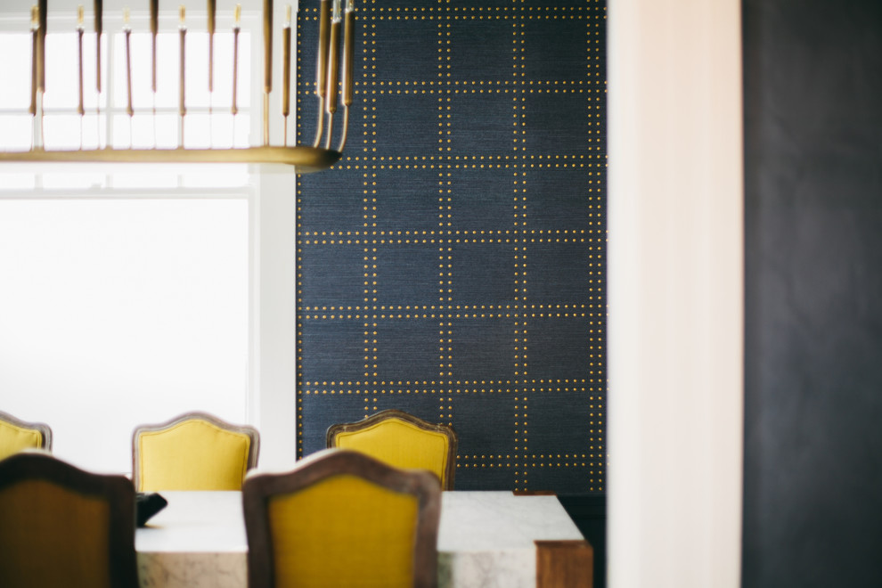 Idee per una sala da pranzo tradizionale di medie dimensioni con pareti blu