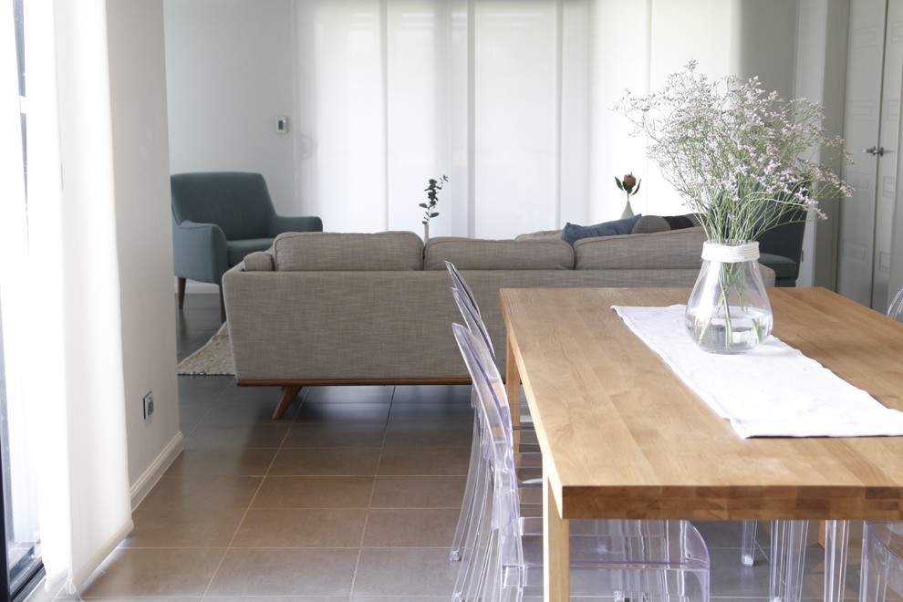 Cette photo montre une salle à manger ouverte sur la cuisine scandinave de taille moyenne avec un mur gris et un sol en carrelage de céramique.