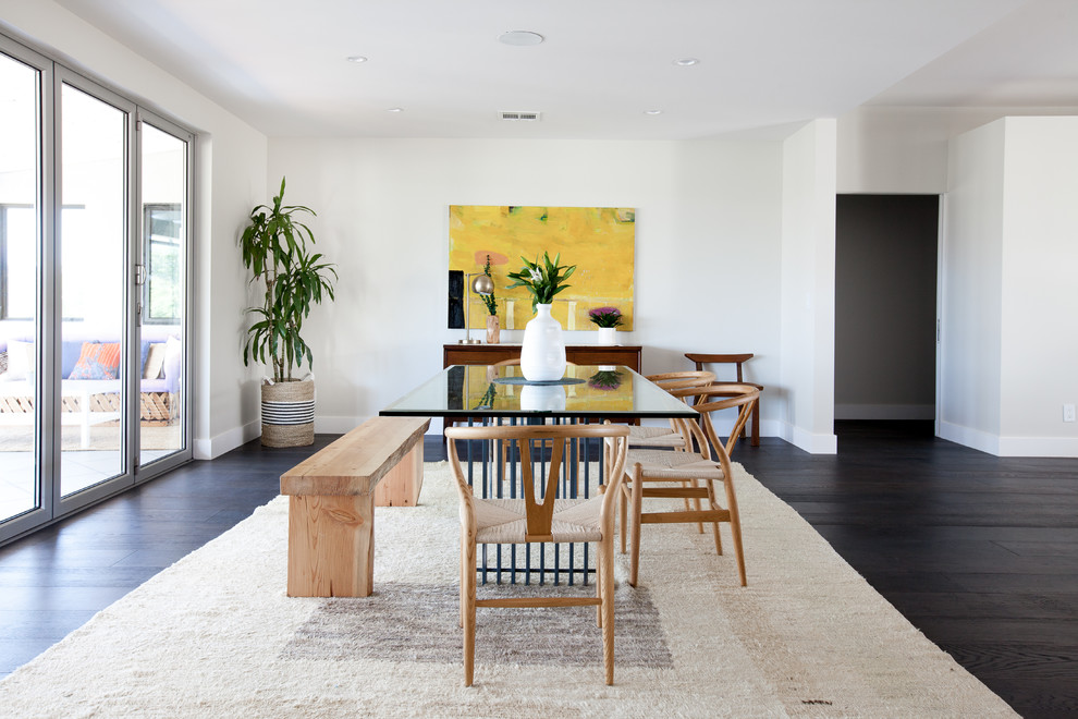 Ispirazione per una sala da pranzo aperta verso il soggiorno minimalista di medie dimensioni con pareti bianche e parquet scuro