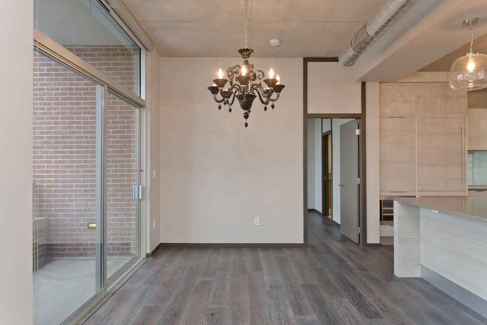 Offenes, Großes Modernes Esszimmer mit beiger Wandfarbe und dunklem Holzboden in Houston