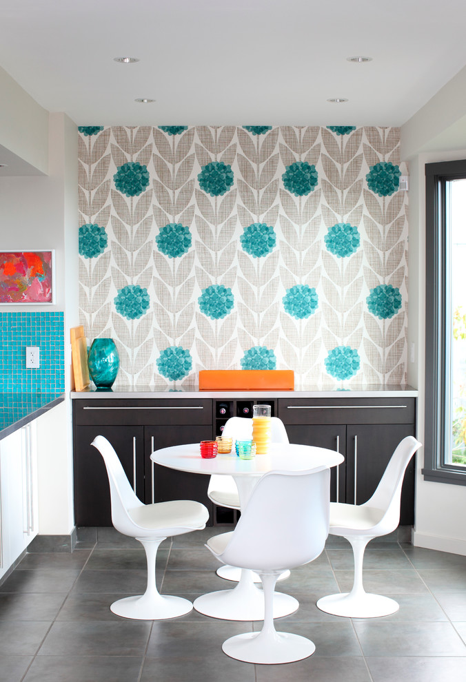 Idee per una piccola sala da pranzo aperta verso la cucina design con pareti multicolore
