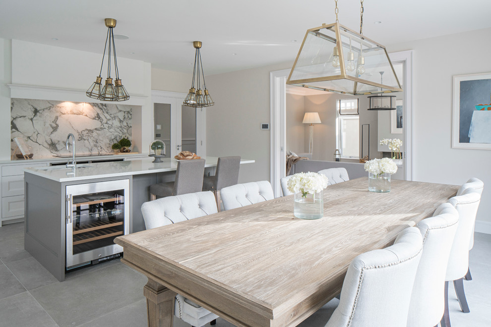 Immagine di una sala da pranzo aperta verso la cucina design con pareti beige e nessun camino