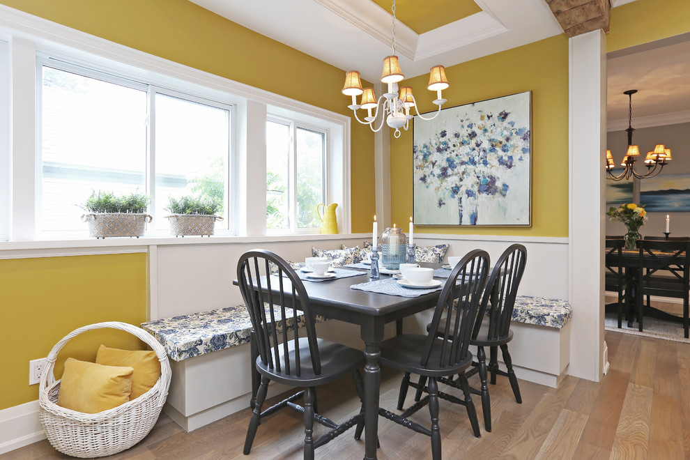 Kleine Landhaus Wohnküche ohne Kamin mit hellem Holzboden, gelber Wandfarbe und beigem Boden in Toronto
