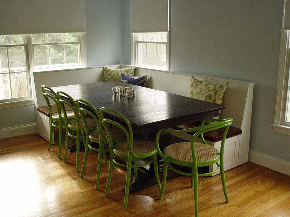 Foto de comedor de cocina clásico de tamaño medio sin chimenea con paredes azules y suelo de madera en tonos medios