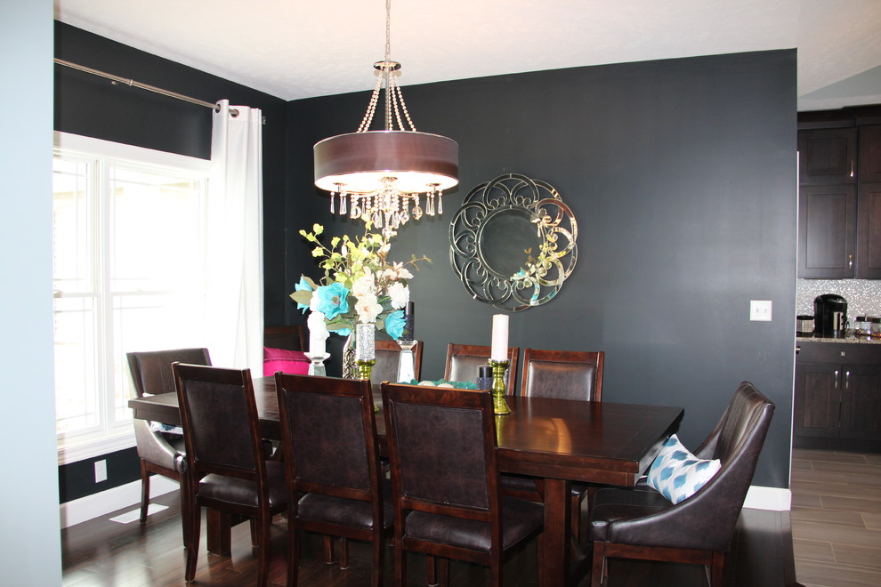 Idée de décoration pour une salle à manger minimaliste avec un mur noir.
