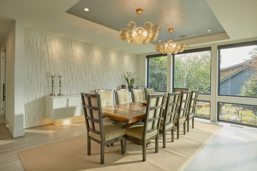 Esempio di una grande sala da pranzo aperta verso la cucina design con pareti bianche e parquet chiaro