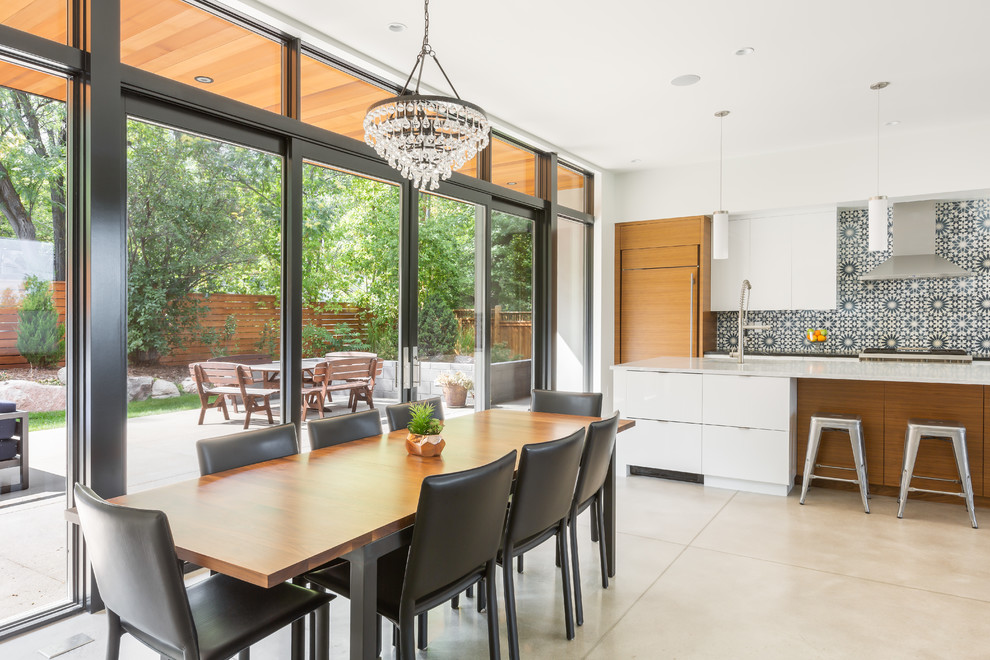 На фото: кухня-столовая в стиле ретро с бежевым полом, бетонным полом и белыми стенами без камина с