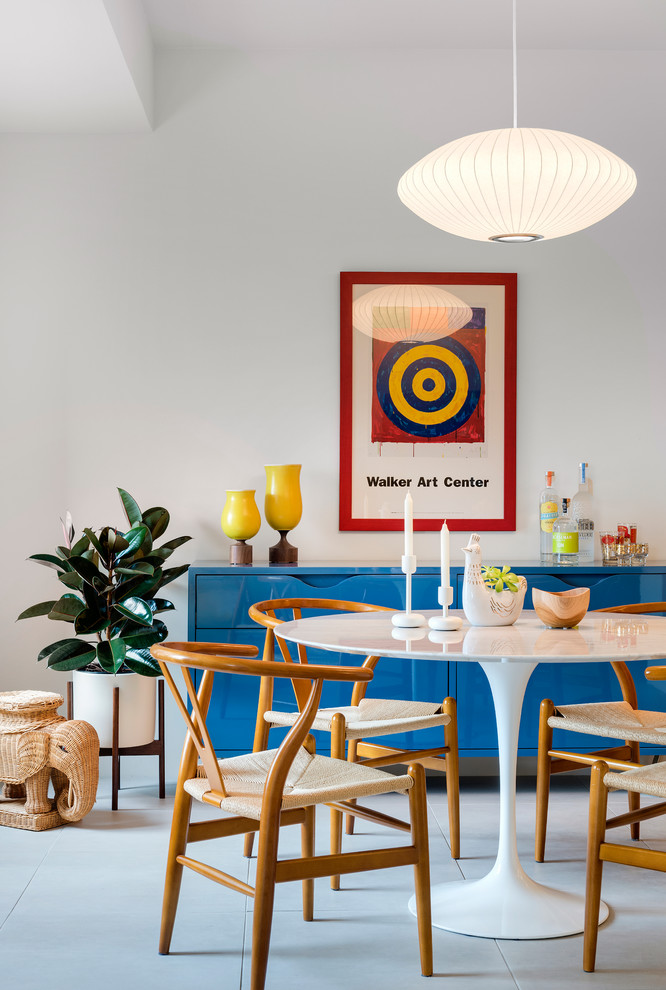 Idée de décoration pour une salle à manger design avec un mur blanc.