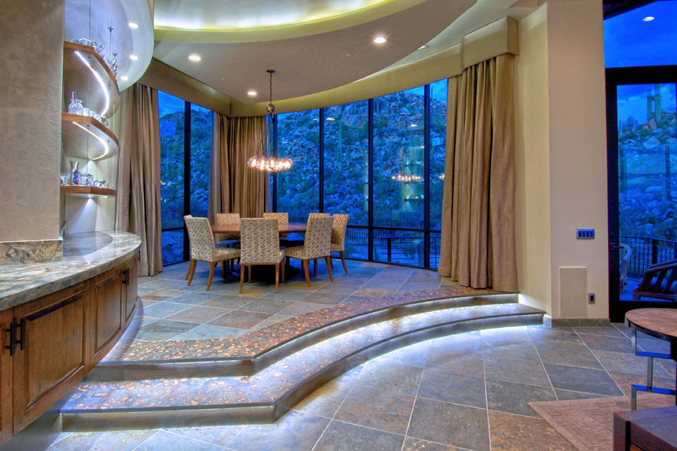 Immagine di una grande sala da pranzo aperta verso il soggiorno minimal con pareti beige e pavimento in ardesia