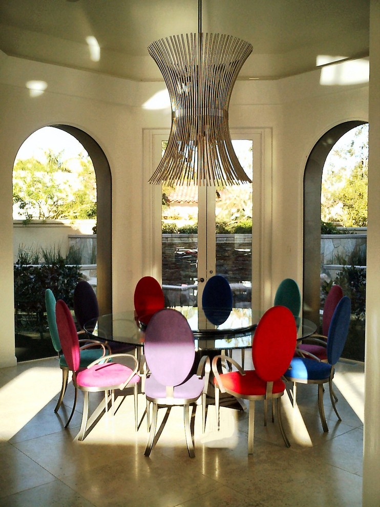 Idee per una grande sala da pranzo aperta verso il soggiorno moderna con pareti beige e pavimento in pietra calcarea