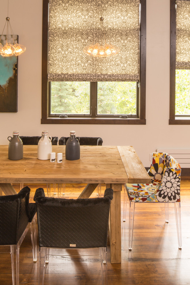 Diseño de comedor de cocina rústico sin chimenea con paredes beige y suelo de madera en tonos medios