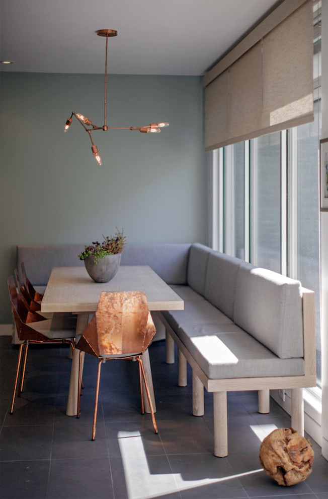 Immagine di una grande sala da pranzo aperta verso la cucina moderna con pareti blu, pavimento con piastrelle in ceramica e nessun camino