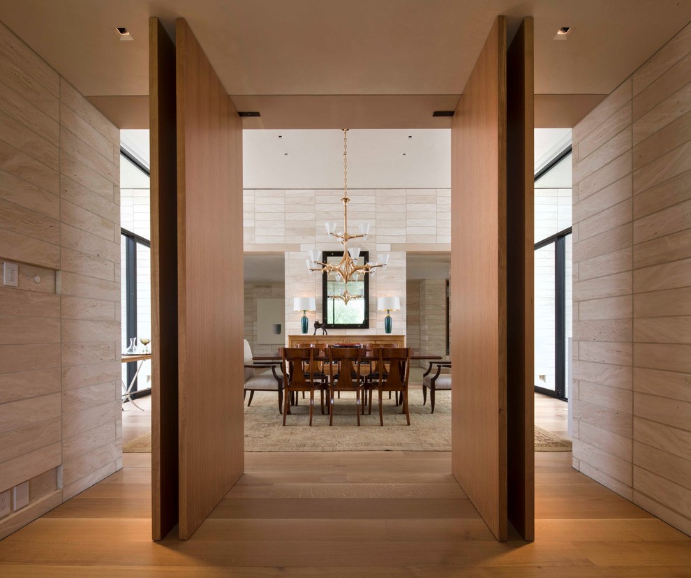 Idées déco pour une salle à manger moderne avec un sol en bois brun.