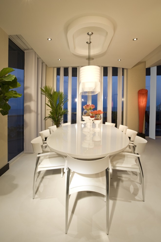 Стильный дизайн: столовая в стиле модернизм с бежевыми стенами - последний тренд