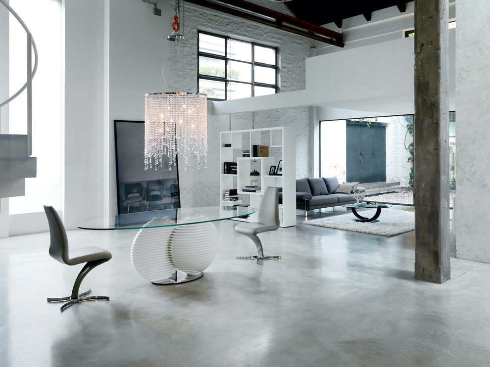 Offenes, Mittelgroßes Modernes Esszimmer mit weißer Wandfarbe, Betonboden und grauem Boden in Miami