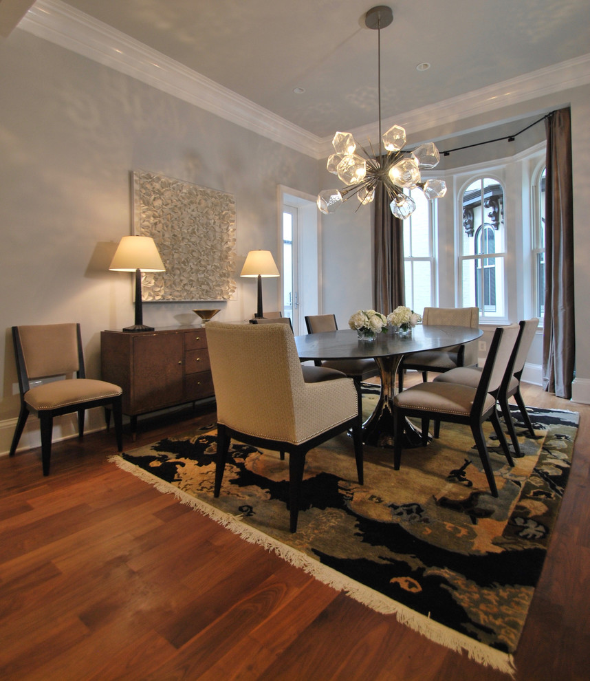 Geschlossenes, Mittelgroßes Klassisches Esszimmer mit grauer Wandfarbe, braunem Holzboden und braunem Boden in Washington, D.C.