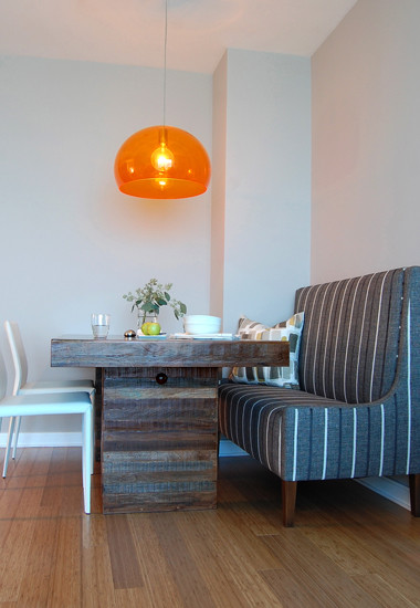 Foto de comedor moderno pequeño cerrado con paredes blancas y suelo de madera clara