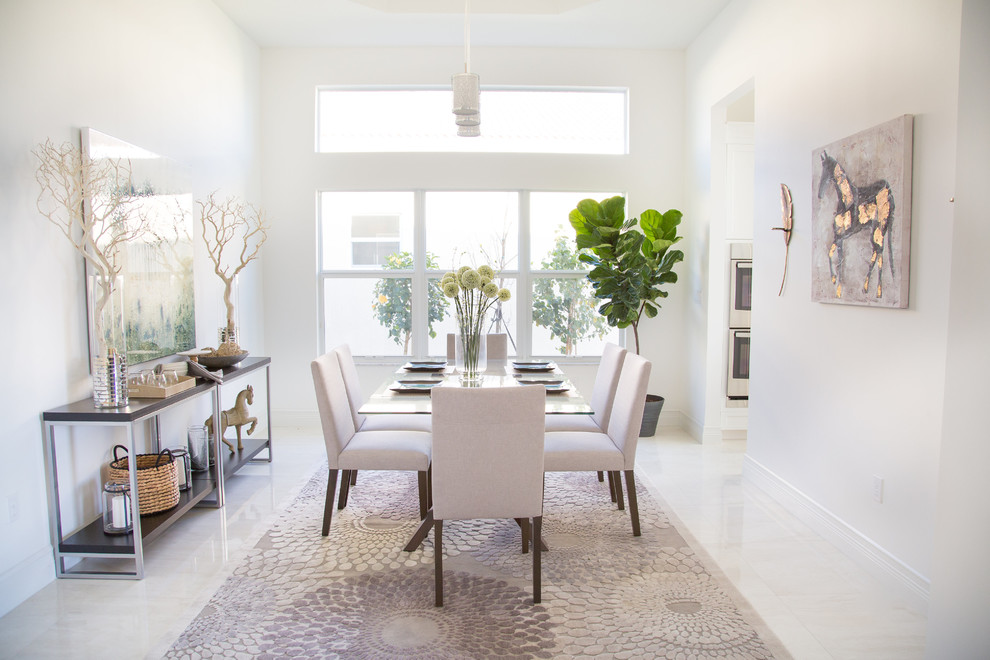 Foto di una piccola sala da pranzo aperta verso la cucina minimalista con pareti bianche e pavimento in marmo