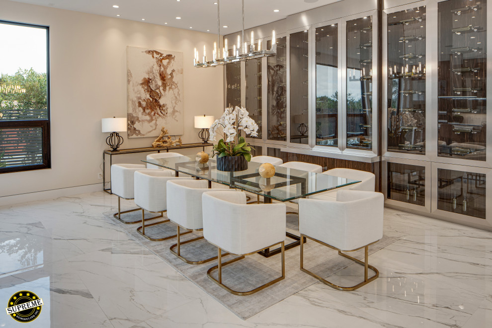 Großes, Offenes Modernes Esszimmer ohne Kamin mit weißer Wandfarbe, Marmorboden und weißem Boden in Los Angeles