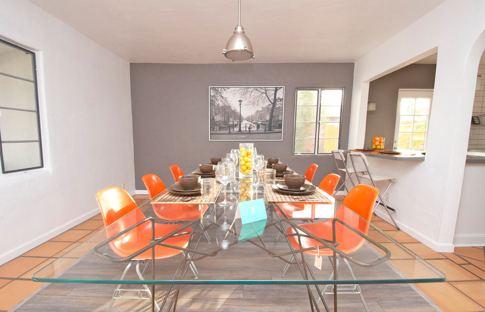 Foto di una sala da pranzo aperta verso il soggiorno moderna