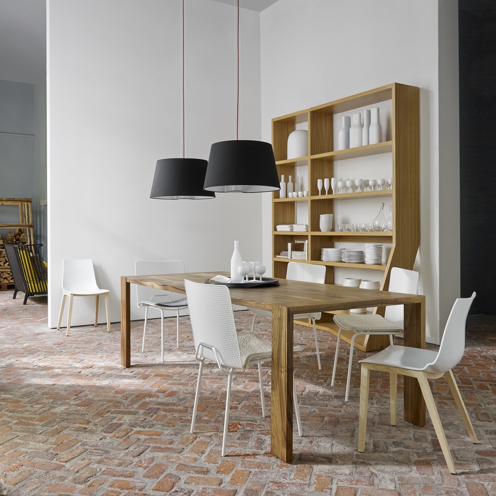 Foto di una sala da pranzo aperta verso il soggiorno shabby-chic style di medie dimensioni con pareti bianche e pavimento in mattoni