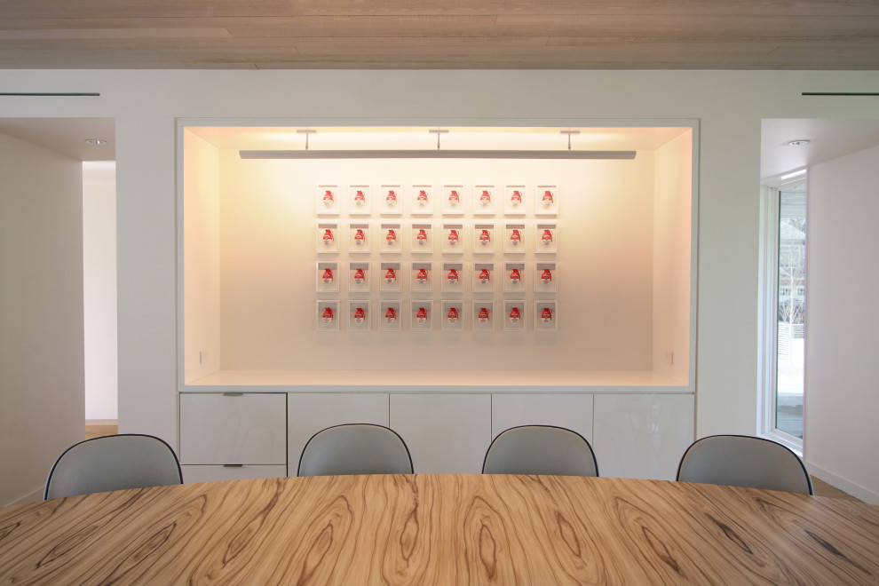 Foto di una sala da pranzo aperta verso il soggiorno moderna di medie dimensioni con pareti bianche e parquet chiaro