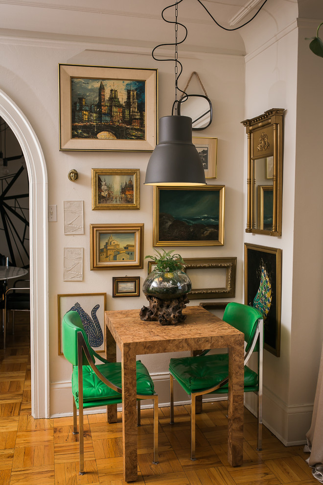 Imagen de comedor bohemio pequeño con paredes blancas y suelo de madera en tonos medios