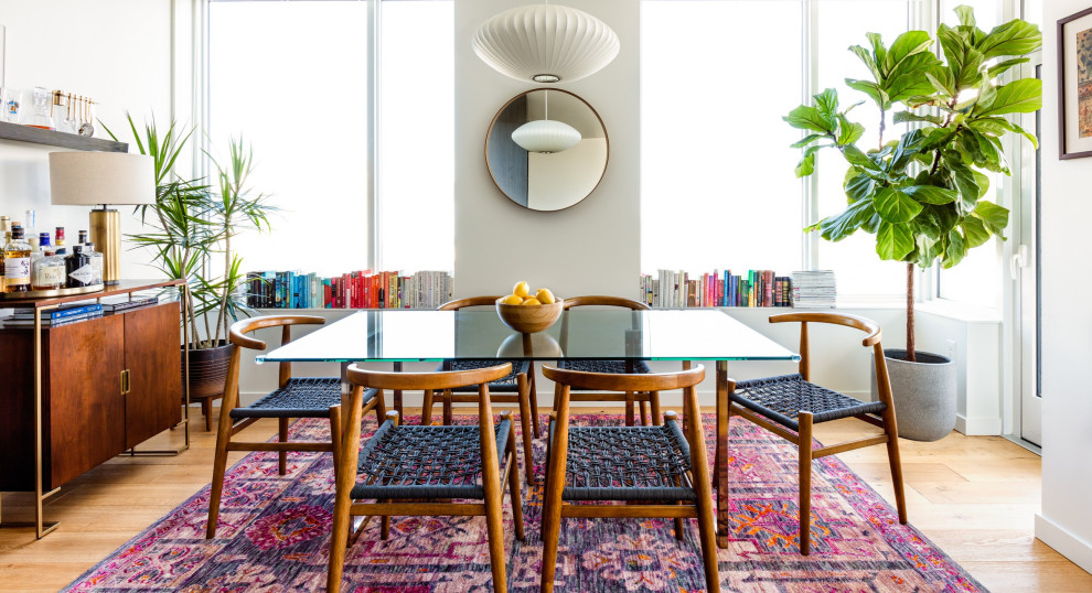 Immagine di una sala da pranzo design con pareti bianche, parquet chiaro e pavimento beige