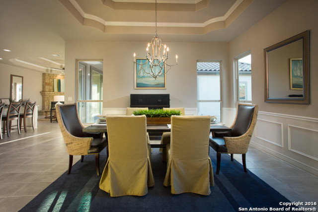 Foto di una grande sala da pranzo aperta verso il soggiorno classica con pavimento con piastrelle in ceramica e pavimento beige