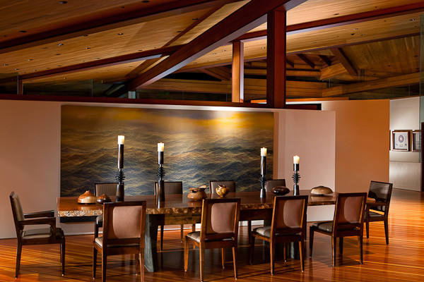 Cette image montre une très grande salle à manger ouverte sur la cuisine minimaliste avec un mur beige et parquet clair.