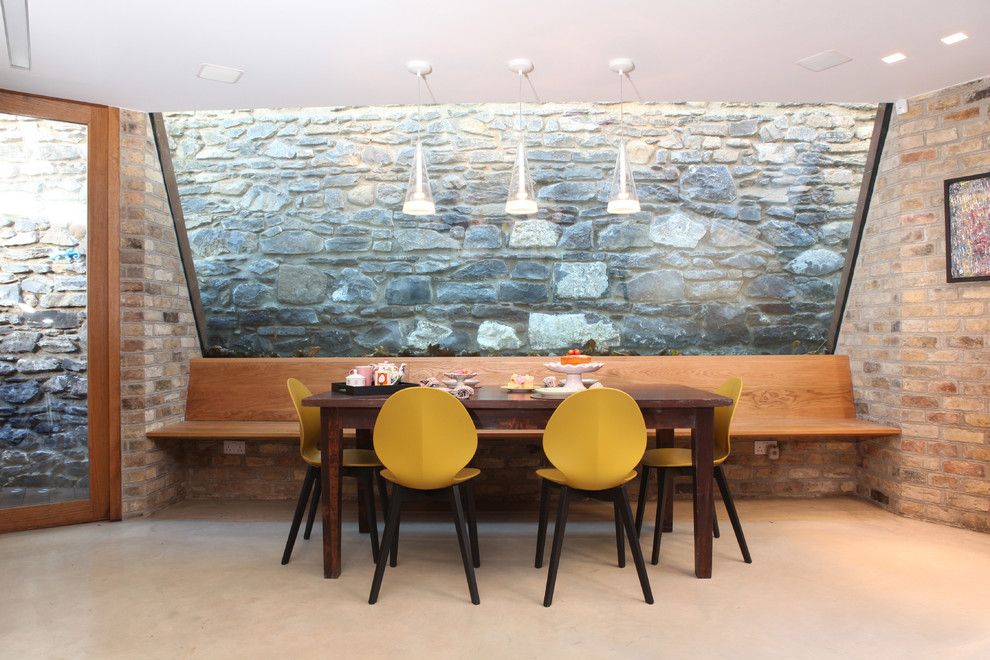 Idées déco pour une salle à manger contemporaine avec un sol beige.