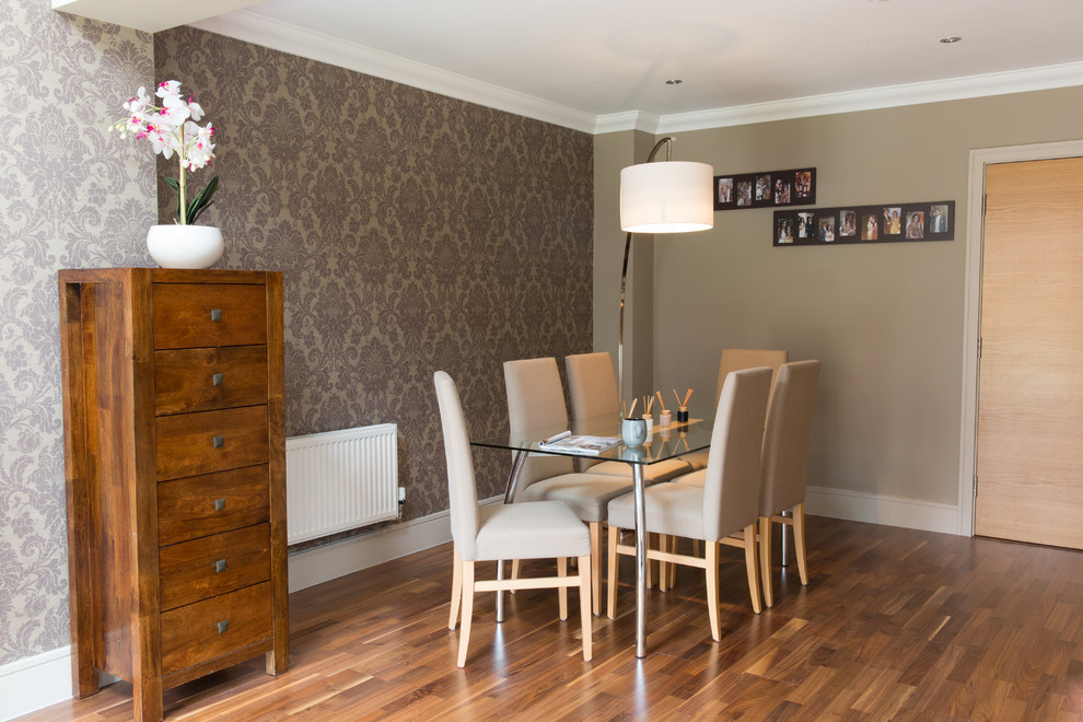 Inspiration pour une salle à manger ouverte sur le salon design de taille moyenne avec un mur beige et parquet foncé.