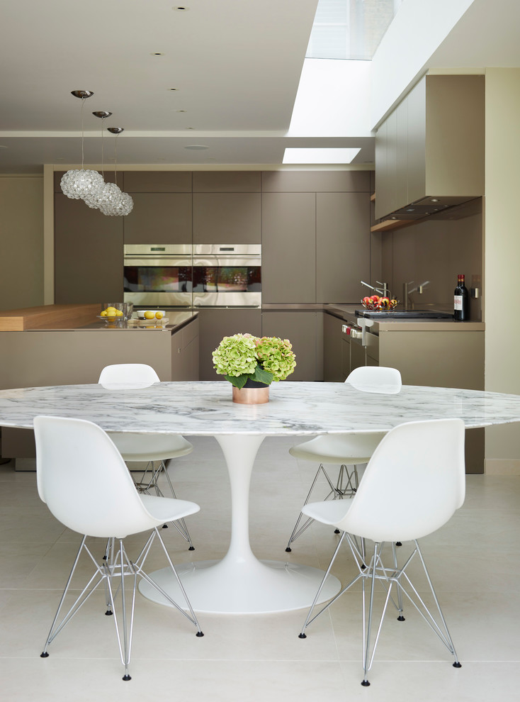 Cette image montre une salle à manger ouverte sur la cuisine design avec un mur beige et aucune cheminée.