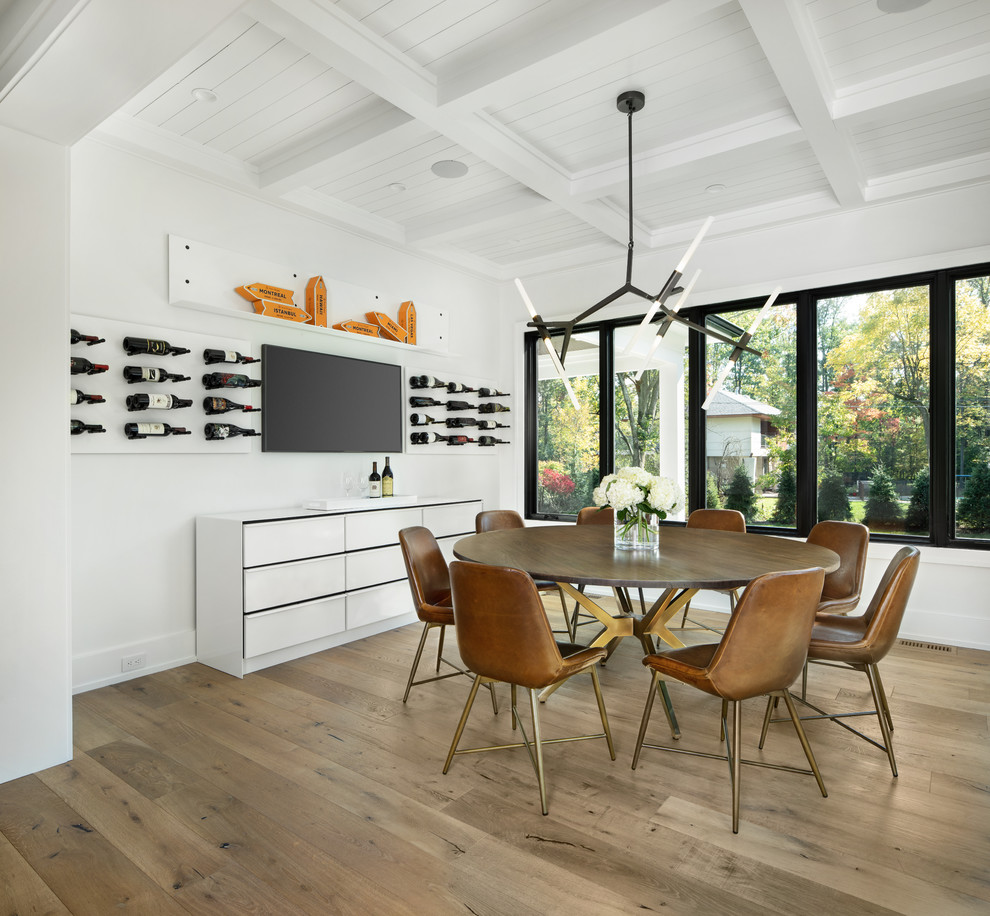 Ispirazione per un'ampia sala da pranzo country con pareti bianche, pavimento in legno massello medio e pavimento marrone
